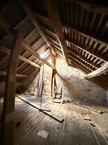 Maison en pierre, 65m², 2 chambres avec garage et dépendance, 29 500 €