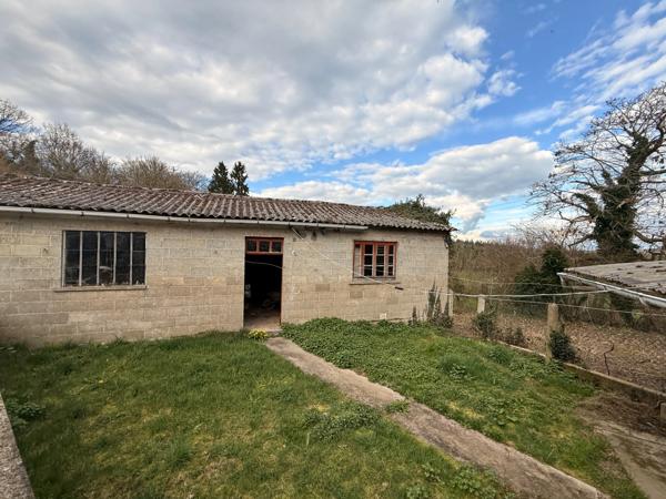 Maison en pierre, 65m², 2 chambres avec garage et dépendance, 29 500 €