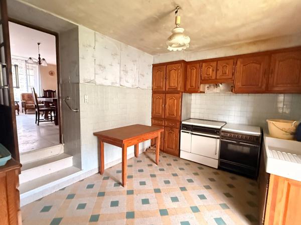 Maison en pierre, 65m², 2 chambres avec garage et dépendance, 29 500 €