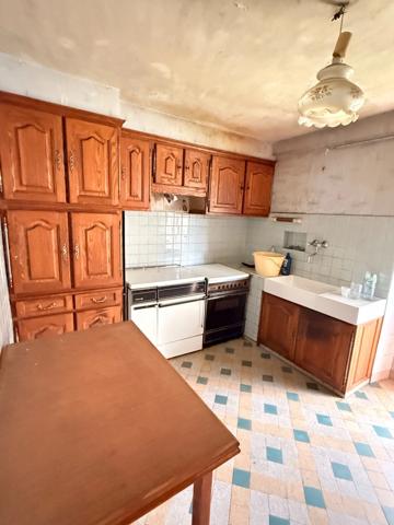 Maison en pierre, 65m², 2 chambres avec garage et dépendance, 29 500 €