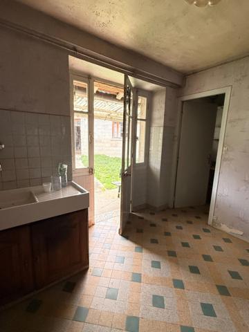 Maison en pierre, 65m², 2 chambres avec garage et dépendance, 29 500 €