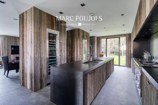 Luxueuse maison sur 6 hectares de terrain, à 30 km de Paris.