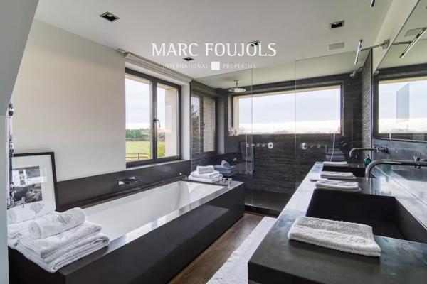 Luxueuse maison sur 6 hectares de terrain, à 30 km de Paris.