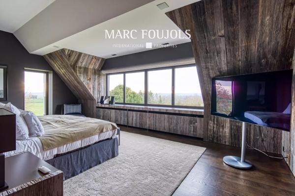 Luxueuse maison sur 6 hectares de terrain, à 30 km de Paris.