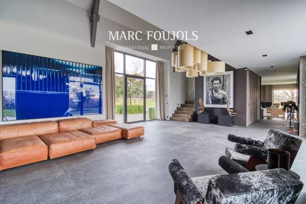 Luxueuse maison sur 6 hectares de terrain, à 30 km de Paris.