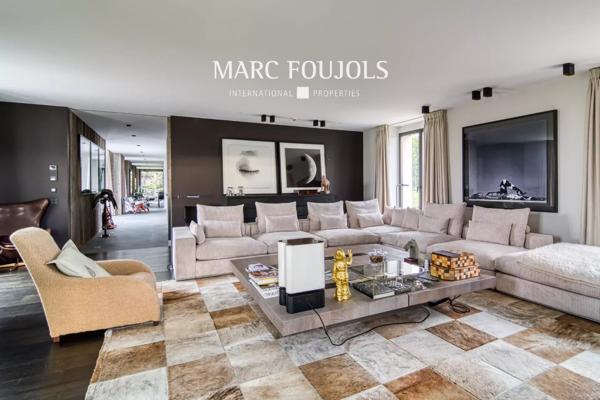 Luxueuse maison sur 6 hectares de terrain, à 30 km de Paris.