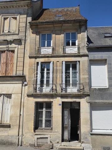*********TROP TARD SOUS OFFRE********A 25 minutes de l'Aigle et d'Argentan, à 15 minutes de Sées et Gacé, dans une commune offrant de nombreuses commodités (école, commerces, bus ) je vous propose cette maison de bourg à rénover . Elle comprend un séjour et un espace cuisine , une salle d'eau et un WC. Les premier et deuxième étages  accueillent deux chambres en parquet bois. Un grenier aménageable offre également la possibilité d'agrandir la surface habitable selon vos besoins. Cave et courette. 
Absence de système de chauffage, assainissement collectif (tout à l'égout)
Travaux à prévoir : Réfection de certain plancher, traitement fongique, Isolation général , Toiture à revoir ! 
Idéal investissement locatif , A visiter sans tarder!
Amateur de rénovation ce bien n'attend que vous!