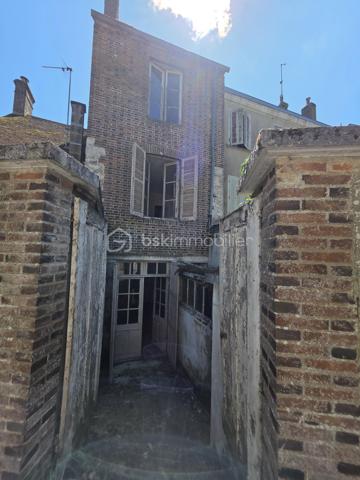 *********TROP TARD SOUS OFFRE********A 25 minutes de l'Aigle et d'Argentan, à 15 minutes de Sées et Gacé, dans une commune offrant de nombreuses commodités (école, commerces, bus ) je vous propose cette maison de bourg à rénover . Elle comprend un séjour et un espace cuisine , une salle d'eau et un WC. Les premier et deuxième étages  accueillent deux chambres en parquet bois. Un grenier aménageable offre également la possibilité d'agrandir la surface habitable selon vos besoins. Cave et courette. 
Absence de système de chauffage, assainissement collectif (tout à l'égout)
Travaux à prévoir : Réfection de certain plancher, traitement fongique, Isolation général , Toiture à revoir ! 
Idéal investissement locatif , A visiter sans tarder!
Amateur de rénovation ce bien n'attend que vous!