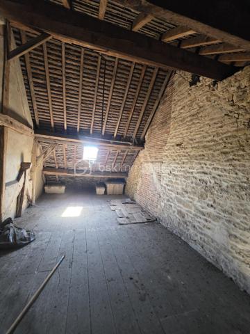 *********TROP TARD SOUS OFFRE********A 25 minutes de l'Aigle et d'Argentan, à 15 minutes de Sées et Gacé, dans une commune offrant de nombreuses commodités (école, commerces, bus ) je vous propose cette maison de bourg à rénover . Elle comprend un séjour et un espace cuisine , une salle d'eau et un WC. Les premier et deuxième étages  accueillent deux chambres en parquet bois. Un grenier aménageable offre également la possibilité d'agrandir la surface habitable selon vos besoins. Cave et courette. 
Absence de système de chauffage, assainissement collectif (tout à l'égout)
Travaux à prévoir : Réfection de certain plancher, traitement fongique, Isolation général , Toiture à revoir ! 
Idéal investissement locatif , A visiter sans tarder!
Amateur de rénovation ce bien n'attend que vous!