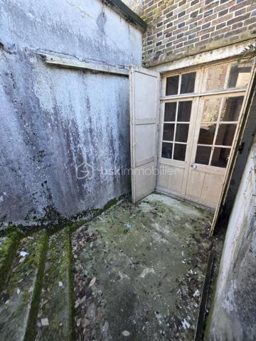 *********TROP TARD SOUS OFFRE********A 25 minutes de l'Aigle et d'Argentan, à 15 minutes de Sées et Gacé, dans une commune offrant de nombreuses commodités (école, commerces, bus ) je vous propose cette maison de bourg à rénover . Elle comprend un séjour et un espace cuisine , une salle d'eau et un WC. Les premier et deuxième étages  accueillent deux chambres en parquet bois. Un grenier aménageable offre également la possibilité d'agrandir la surface habitable selon vos besoins. Cave et courette. 
Absence de système de chauffage, assainissement collectif (tout à l'égout)
Travaux à prévoir : Réfection de certain plancher, traitement fongique, Isolation général , Toiture à revoir ! 
Idéal investissement locatif , A visiter sans tarder!
Amateur de rénovation ce bien n'attend que vous!