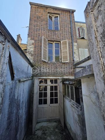 *********TROP TARD SOUS OFFRE********A 25 minutes de l'Aigle et d'Argentan, à 15 minutes de Sées et Gacé, dans une commune offrant de nombreuses commodités (école, commerces, bus ) je vous propose cette maison de bourg à rénover . Elle comprend un séjour et un espace cuisine , une salle d'eau et un WC. Les premier et deuxième étages  accueillent deux chambres en parquet bois. Un grenier aménageable offre également la possibilité d'agrandir la surface habitable selon vos besoins. Cave et courette. 
Absence de système de chauffage, assainissement collectif (tout à l'égout)
Travaux à prévoir : Réfection de certain plancher, traitement fongique, Isolation général , Toiture à revoir ! 
Idéal investissement locatif , A visiter sans tarder!
Amateur de rénovation ce bien n'attend que vous!