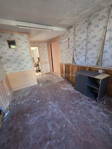 *********TROP TARD SOUS OFFRE********A 25 minutes de l'Aigle et d'Argentan, à 15 minutes de Sées et Gacé, dans une commune offrant de nombreuses commodités (école, commerces, bus ) je vous propose cette maison de bourg à rénover . Elle comprend un séjour et un espace cuisine , une salle d'eau et un WC. Les premier et deuxième étages  accueillent deux chambres en parquet bois. Un grenier aménageable offre également la possibilité d'agrandir la surface habitable selon vos besoins. Cave et courette. 
Absence de système de chauffage, assainissement collectif (tout à l'égout)
Travaux à prévoir : Réfection de certain plancher, traitement fongique, Isolation général , Toiture à revoir ! 
Idéal investissement locatif , A visiter sans tarder!
Amateur de rénovation ce bien n'attend que vous!