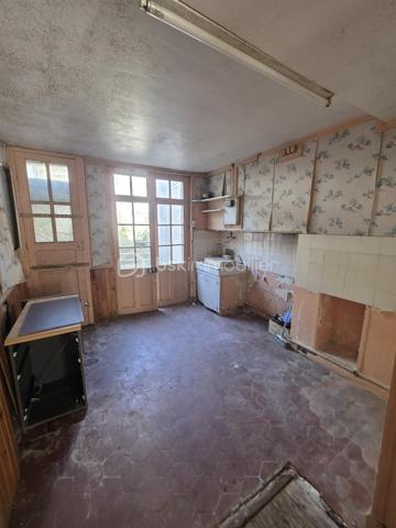 *********TROP TARD SOUS OFFRE********A 25 minutes de l'Aigle et d'Argentan, à 15 minutes de Sées et Gacé, dans une commune offrant de nombreuses commodités (école, commerces, bus ) je vous propose cette maison de bourg à rénover . Elle comprend un séjour et un espace cuisine , une salle d'eau et un WC. Les premier et deuxième étages  accueillent deux chambres en parquet bois. Un grenier aménageable offre également la possibilité d'agrandir la surface habitable selon vos besoins. Cave et courette. 
Absence de système de chauffage, assainissement collectif (tout à l'égout)
Travaux à prévoir : Réfection de certain plancher, traitement fongique, Isolation général , Toiture à revoir ! 
Idéal investissement locatif , A visiter sans tarder!
Amateur de rénovation ce bien n'attend que vous!
