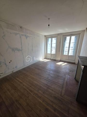 *********TROP TARD SOUS OFFRE********A 25 minutes de l'Aigle et d'Argentan, à 15 minutes de Sées et Gacé, dans une commune offrant de nombreuses commodités (école, commerces, bus ) je vous propose cette maison de bourg à rénover . Elle comprend un séjour et un espace cuisine , une salle d'eau et un WC. Les premier et deuxième étages  accueillent deux chambres en parquet bois. Un grenier aménageable offre également la possibilité d'agrandir la surface habitable selon vos besoins. Cave et courette. 
Absence de système de chauffage, assainissement collectif (tout à l'égout)
Travaux à prévoir : Réfection de certain plancher, traitement fongique, Isolation général , Toiture à revoir ! 
Idéal investissement locatif , A visiter sans tarder!
Amateur de rénovation ce bien n'attend que vous!