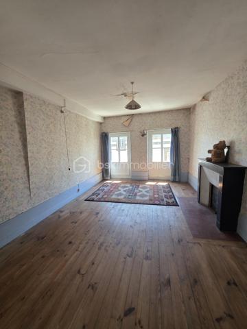 *********TROP TARD SOUS OFFRE********A 25 minutes de l'Aigle et d'Argentan, à 15 minutes de Sées et Gacé, dans une commune offrant de nombreuses commodités (école, commerces, bus ) je vous propose cette maison de bourg à rénover . Elle comprend un séjour et un espace cuisine , une salle d'eau et un WC. Les premier et deuxième étages  accueillent deux chambres en parquet bois. Un grenier aménageable offre également la possibilité d'agrandir la surface habitable selon vos besoins. Cave et courette. 
Absence de système de chauffage, assainissement collectif (tout à l'égout)
Travaux à prévoir : Réfection de certain plancher, traitement fongique, Isolation général , Toiture à revoir ! 
Idéal investissement locatif , A visiter sans tarder!
Amateur de rénovation ce bien n'attend que vous!