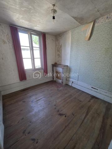 *********TROP TARD SOUS OFFRE********A 25 minutes de l'Aigle et d'Argentan, à 15 minutes de Sées et Gacé, dans une commune offrant de nombreuses commodités (école, commerces, bus ) je vous propose cette maison de bourg à rénover . Elle comprend un séjour et un espace cuisine , une salle d'eau et un WC. Les premier et deuxième étages  accueillent deux chambres en parquet bois. Un grenier aménageable offre également la possibilité d'agrandir la surface habitable selon vos besoins. Cave et courette. 
Absence de système de chauffage, assainissement collectif (tout à l'égout)
Travaux à prévoir : Réfection de certain plancher, traitement fongique, Isolation général , Toiture à revoir ! 
Idéal investissement locatif , A visiter sans tarder!
Amateur de rénovation ce bien n'attend que vous!
