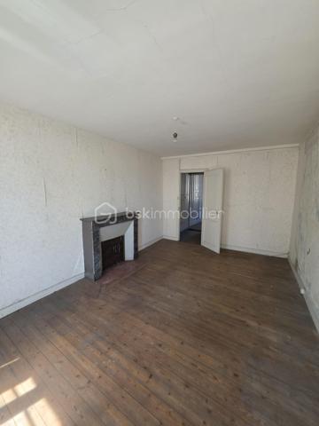 *********TROP TARD SOUS OFFRE********A 25 minutes de l'Aigle et d'Argentan, à 15 minutes de Sées et Gacé, dans une commune offrant de nombreuses commodités (école, commerces, bus ) je vous propose cette maison de bourg à rénover . Elle comprend un séjour et un espace cuisine , une salle d'eau et un WC. Les premier et deuxième étages  accueillent deux chambres en parquet bois. Un grenier aménageable offre également la possibilité d'agrandir la surface habitable selon vos besoins. Cave et courette. 
Absence de système de chauffage, assainissement collectif (tout à l'égout)
Travaux à prévoir : Réfection de certain plancher, traitement fongique, Isolation général , Toiture à revoir ! 
Idéal investissement locatif , A visiter sans tarder!
Amateur de rénovation ce bien n'attend que vous!
