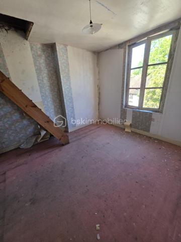 *********TROP TARD SOUS OFFRE********A 25 minutes de l'Aigle et d'Argentan, à 15 minutes de Sées et Gacé, dans une commune offrant de nombreuses commodités (école, commerces, bus ) je vous propose cette maison de bourg à rénover . Elle comprend un séjour et un espace cuisine , une salle d'eau et un WC. Les premier et deuxième étages  accueillent deux chambres en parquet bois. Un grenier aménageable offre également la possibilité d'agrandir la surface habitable selon vos besoins. Cave et courette. 
Absence de système de chauffage, assainissement collectif (tout à l'égout)
Travaux à prévoir : Réfection de certain plancher, traitement fongique, Isolation général , Toiture à revoir ! 
Idéal investissement locatif , A visiter sans tarder!
Amateur de rénovation ce bien n'attend que vous!