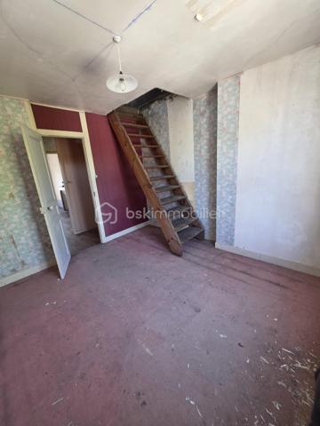 *********TROP TARD SOUS OFFRE********A 25 minutes de l'Aigle et d'Argentan, à 15 minutes de Sées et Gacé, dans une commune offrant de nombreuses commodités (école, commerces, bus ) je vous propose cette maison de bourg à rénover . Elle comprend un séjour et un espace cuisine , une salle d'eau et un WC. Les premier et deuxième étages  accueillent deux chambres en parquet bois. Un grenier aménageable offre également la possibilité d'agrandir la surface habitable selon vos besoins. Cave et courette. 
Absence de système de chauffage, assainissement collectif (tout à l'égout)
Travaux à prévoir : Réfection de certain plancher, traitement fongique, Isolation général , Toiture à revoir ! 
Idéal investissement locatif , A visiter sans tarder!
Amateur de rénovation ce bien n'attend que vous!