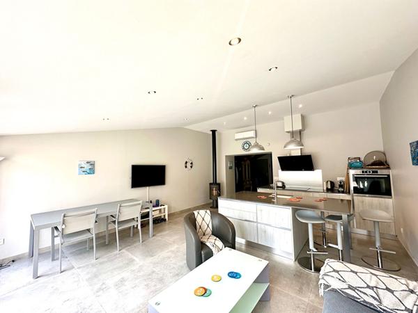 MEZE CENTRE Maison de ville T5 rénovée avec jardin et piscine