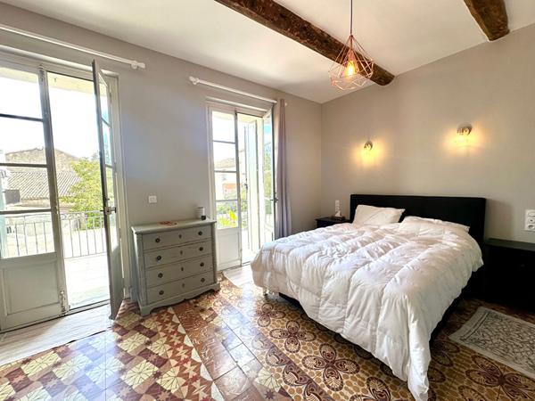 MEZE CENTRE Maison de ville T5 rénovée avec jardin et piscine