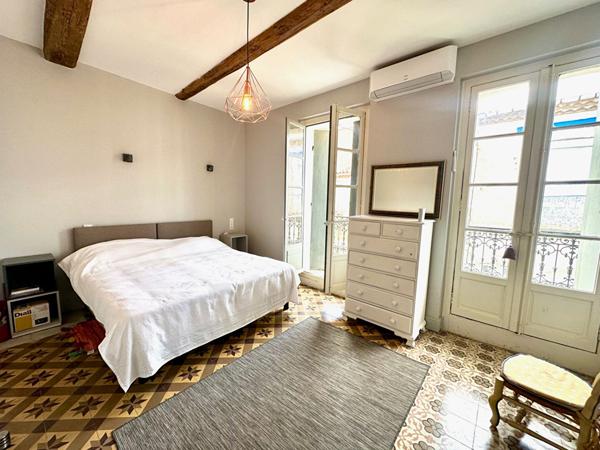 MEZE CENTRE Maison de ville T5 rénovée avec jardin et piscine