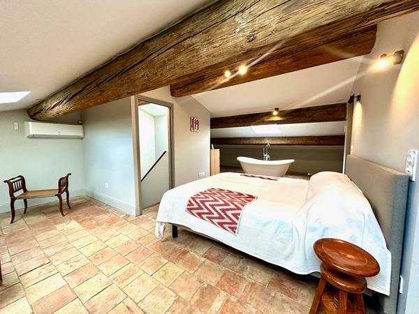 MEZE CENTRE Maison de ville T5 rénovée avec jardin et piscine