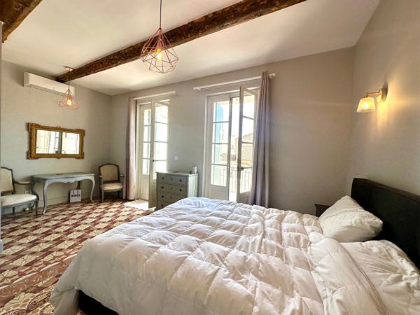 MEZE CENTRE Maison de ville T5 rénovée avec jardin et piscine