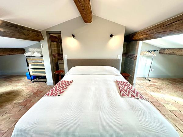 MEZE CENTRE Maison de ville T5 rénovée avec jardin et piscine