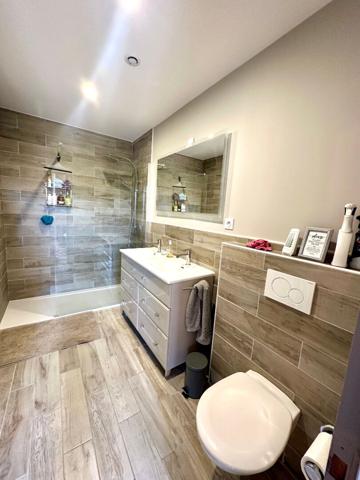 MEZE CENTRE Maison de ville T5 rénovée avec jardin et piscine