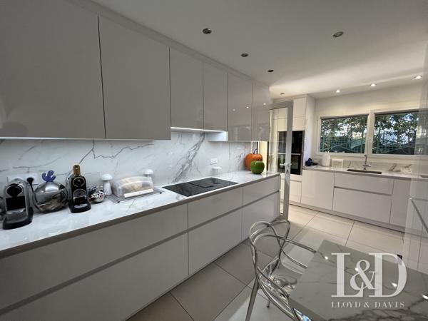 ST RAPHAEL-QUARTIER PRISE LES PLAINES-VILLA TRADITIONNELLE T6 AVEC PISCINE ET JARDIN PAYSAGER