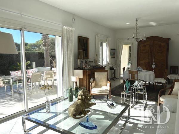 ST RAPHAEL-QUARTIER PRISE LES PLAINES-VILLA TRADITIONNELLE T6 AVEC PISCINE ET JARDIN PAYSAGER