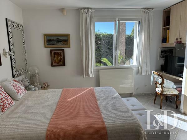 ST RAPHAEL-QUARTIER PRISE LES PLAINES-VILLA TRADITIONNELLE T6 AVEC PISCINE ET JARDIN PAYSAGER