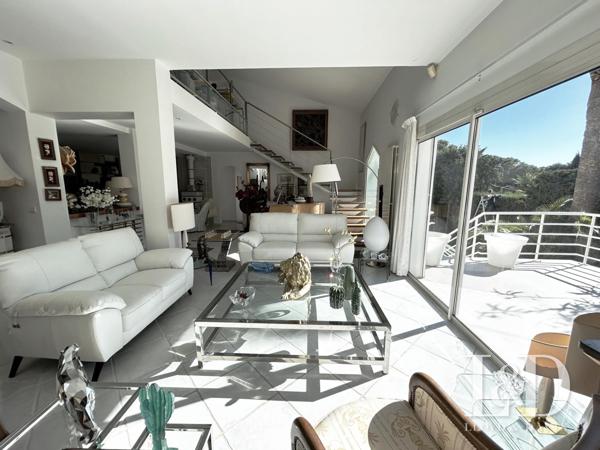 ST RAPHAEL-QUARTIER PRISE LES PLAINES-VILLA TRADITIONNELLE T6 AVEC PISCINE ET JARDIN PAYSAGER