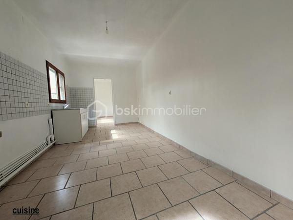 Maison de ville pleine de charme d’environ 117 m², idéalement située en plein cœur de Dormans, proche à pied de la gare et avec un accès immédiat à l’autoroute A4. Vous rejoignez ainsi Reims en 30 mm, Château-Thierry en 15 mm et Paris en 45 mm.
Dès l’entrée, un sas vous accueille et mène vers un séjour agréable, parfait pour les moments de détente. Une salle à manger indépendante permet de recevoir en toute convivialité. La cuisine, accompagnée de sa dépendance, s’ouvre sur l’extérieur et donne accès à un terrain privatif à l’arrière, idéal pour profiter des beaux jours. Une cave complète ce niveau.
Au premier étage, un palier dessert deux belles chambres lumineuses ainsi qu’une salle de bain équipée d’une baignoire. Cet espace offre à chacun confort et intimité.
Le deuxième étage propose quant à lui un nouveau palier distribuant deux chambres de tailles différentes ainsi qu’une seconde salle de bain avec douche, offrant un véritable espace de vie pour toute la famille.
Des travaux de rafraîchissement ont récemment été réalisés, permettant de s’installer rapidement tout en laissant la possibilité de personnaliser certains espaces selon vos envies.
Située dans la vallée de la Marne, Dormans séduit par son environnement paisible, son célèbre mémorial des batailles de la Marne, ses balades au cœur du vignoble champenois et sa proximité avec les maisons de Champagne. La région est également appréciée pour sa gastronomie locale et ses spécialités champenoises qui font le charme du secteur.
Que ce soit pour une résidence principale, un premier achat ou un investissement, cette maison représente une belle opportunité à un prix attractif sur le secteur. Un bien avec du potentiel, idéalement placé et offrant de beaux volumes… une visite s’impose rapidement !