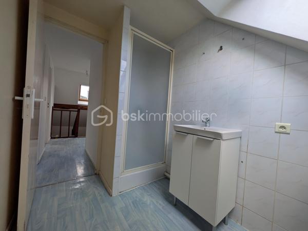 Maison de ville pleine de charme d’environ 117 m², idéalement située en plein cœur de Dormans, proche à pied de la gare et avec un accès immédiat à l’autoroute A4. Vous rejoignez ainsi Reims en 30 mm, Château-Thierry en 15 mm et Paris en 45 mm.
Dès l’entrée, un sas vous accueille et mène vers un séjour agréable, parfait pour les moments de détente. Une salle à manger indépendante permet de recevoir en toute convivialité. La cuisine, accompagnée de sa dépendance, s’ouvre sur l’extérieur et donne accès à un terrain privatif à l’arrière, idéal pour profiter des beaux jours. Une cave complète ce niveau.
Au premier étage, un palier dessert deux belles chambres lumineuses ainsi qu’une salle de bain équipée d’une baignoire. Cet espace offre à chacun confort et intimité.
Le deuxième étage propose quant à lui un nouveau palier distribuant deux chambres de tailles différentes ainsi qu’une seconde salle de bain avec douche, offrant un véritable espace de vie pour toute la famille.
Des travaux de rafraîchissement ont récemment été réalisés, permettant de s’installer rapidement tout en laissant la possibilité de personnaliser certains espaces selon vos envies.
Située dans la vallée de la Marne, Dormans séduit par son environnement paisible, son célèbre mémorial des batailles de la Marne, ses balades au cœur du vignoble champenois et sa proximité avec les maisons de Champagne. La région est également appréciée pour sa gastronomie locale et ses spécialités champenoises qui font le charme du secteur.
Que ce soit pour une résidence principale, un premier achat ou un investissement, cette maison représente une belle opportunité à un prix attractif sur le secteur. Un bien avec du potentiel, idéalement placé et offrant de beaux volumes… une visite s’impose rapidement !