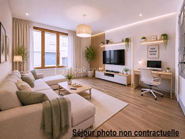 Maison de ville pleine de charme d’environ 117 m², idéalement située en plein cœur de Dormans, proche à pied de la gare et avec un accès immédiat à l’autoroute A4. Vous rejoignez ainsi Reims en 30 mm, Château-Thierry en 15 mm et Paris en 45 mm.
Dès l’entrée, un sas vous accueille et mène vers un séjour agréable, parfait pour les moments de détente. Une salle à manger indépendante permet de recevoir en toute convivialité. La cuisine, accompagnée de sa dépendance, s’ouvre sur l’extérieur et donne accès à un terrain privatif à l’arrière, idéal pour profiter des beaux jours. Une cave complète ce niveau.
Au premier étage, un palier dessert deux belles chambres lumineuses ainsi qu’une salle de bain équipée d’une baignoire. Cet espace offre à chacun confort et intimité.
Le deuxième étage propose quant à lui un nouveau palier distribuant deux chambres de tailles différentes ainsi qu’une seconde salle de bain avec douche, offrant un véritable espace de vie pour toute la famille.
Des travaux de rafraîchissement ont récemment été réalisés, permettant de s’installer rapidement tout en laissant la possibilité de personnaliser certains espaces selon vos envies.
Située dans la vallée de la Marne, Dormans séduit par son environnement paisible, son célèbre mémorial des batailles de la Marne, ses balades au cœur du vignoble champenois et sa proximité avec les maisons de Champagne. La région est également appréciée pour sa gastronomie locale et ses spécialités champenoises qui font le charme du secteur.
Que ce soit pour une résidence principale, un premier achat ou un investissement, cette maison représente une belle opportunité à un prix attractif sur le secteur. Un bien avec du potentiel, idéalement placé et offrant de beaux volumes… une visite s’impose rapidement !