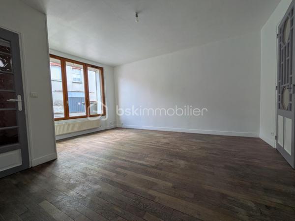 Maison de ville pleine de charme d’environ 117 m², idéalement située en plein cœur de Dormans, proche à pied de la gare et avec un accès immédiat à l’autoroute A4. Vous rejoignez ainsi Reims en 30 mm, Château-Thierry en 15 mm et Paris en 45 mm.
Dès l’entrée, un sas vous accueille et mène vers un séjour agréable, parfait pour les moments de détente. Une salle à manger indépendante permet de recevoir en toute convivialité. La cuisine, accompagnée de sa dépendance, s’ouvre sur l’extérieur et donne accès à un terrain privatif à l’arrière, idéal pour profiter des beaux jours. Une cave complète ce niveau.
Au premier étage, un palier dessert deux belles chambres lumineuses ainsi qu’une salle de bain équipée d’une baignoire. Cet espace offre à chacun confort et intimité.
Le deuxième étage propose quant à lui un nouveau palier distribuant deux chambres de tailles différentes ainsi qu’une seconde salle de bain avec douche, offrant un véritable espace de vie pour toute la famille.
Des travaux de rafraîchissement ont récemment été réalisés, permettant de s’installer rapidement tout en laissant la possibilité de personnaliser certains espaces selon vos envies.
Située dans la vallée de la Marne, Dormans séduit par son environnement paisible, son célèbre mémorial des batailles de la Marne, ses balades au cœur du vignoble champenois et sa proximité avec les maisons de Champagne. La région est également appréciée pour sa gastronomie locale et ses spécialités champenoises qui font le charme du secteur.
Que ce soit pour une résidence principale, un premier achat ou un investissement, cette maison représente une belle opportunité à un prix attractif sur le secteur. Un bien avec du potentiel, idéalement placé et offrant de beaux volumes… une visite s’impose rapidement !