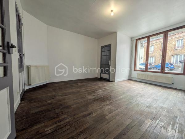 Maison de ville pleine de charme d’environ 117 m², idéalement située en plein cœur de Dormans, proche à pied de la gare et avec un accès immédiat à l’autoroute A4. Vous rejoignez ainsi Reims en 30 mm, Château-Thierry en 15 mm et Paris en 45 mm.
Dès l’entrée, un sas vous accueille et mène vers un séjour agréable, parfait pour les moments de détente. Une salle à manger indépendante permet de recevoir en toute convivialité. La cuisine, accompagnée de sa dépendance, s’ouvre sur l’extérieur et donne accès à un terrain privatif à l’arrière, idéal pour profiter des beaux jours. Une cave complète ce niveau.
Au premier étage, un palier dessert deux belles chambres lumineuses ainsi qu’une salle de bain équipée d’une baignoire. Cet espace offre à chacun confort et intimité.
Le deuxième étage propose quant à lui un nouveau palier distribuant deux chambres de tailles différentes ainsi qu’une seconde salle de bain avec douche, offrant un véritable espace de vie pour toute la famille.
Des travaux de rafraîchissement ont récemment été réalisés, permettant de s’installer rapidement tout en laissant la possibilité de personnaliser certains espaces selon vos envies.
Située dans la vallée de la Marne, Dormans séduit par son environnement paisible, son célèbre mémorial des batailles de la Marne, ses balades au cœur du vignoble champenois et sa proximité avec les maisons de Champagne. La région est également appréciée pour sa gastronomie locale et ses spécialités champenoises qui font le charme du secteur.
Que ce soit pour une résidence principale, un premier achat ou un investissement, cette maison représente une belle opportunité à un prix attractif sur le secteur. Un bien avec du potentiel, idéalement placé et offrant de beaux volumes… une visite s’impose rapidement !