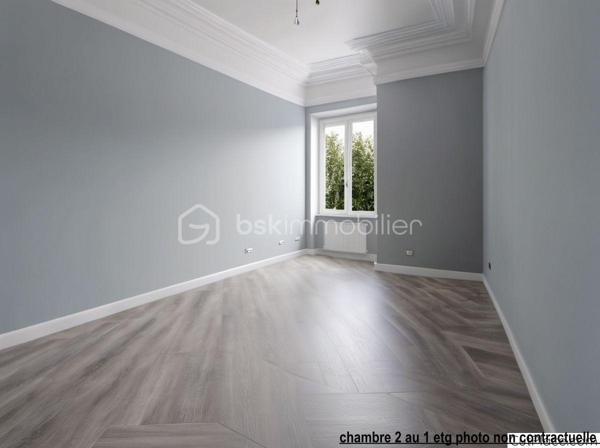Maison de ville pleine de charme d’environ 117 m², idéalement située en plein cœur de Dormans, proche à pied de la gare et avec un accès immédiat à l’autoroute A4. Vous rejoignez ainsi Reims en 30 mm, Château-Thierry en 15 mm et Paris en 45 mm.
Dès l’entrée, un sas vous accueille et mène vers un séjour agréable, parfait pour les moments de détente. Une salle à manger indépendante permet de recevoir en toute convivialité. La cuisine, accompagnée de sa dépendance, s’ouvre sur l’extérieur et donne accès à un terrain privatif à l’arrière, idéal pour profiter des beaux jours. Une cave complète ce niveau.
Au premier étage, un palier dessert deux belles chambres lumineuses ainsi qu’une salle de bain équipée d’une baignoire. Cet espace offre à chacun confort et intimité.
Le deuxième étage propose quant à lui un nouveau palier distribuant deux chambres de tailles différentes ainsi qu’une seconde salle de bain avec douche, offrant un véritable espace de vie pour toute la famille.
Des travaux de rafraîchissement ont récemment été réalisés, permettant de s’installer rapidement tout en laissant la possibilité de personnaliser certains espaces selon vos envies.
Située dans la vallée de la Marne, Dormans séduit par son environnement paisible, son célèbre mémorial des batailles de la Marne, ses balades au cœur du vignoble champenois et sa proximité avec les maisons de Champagne. La région est également appréciée pour sa gastronomie locale et ses spécialités champenoises qui font le charme du secteur.
Que ce soit pour une résidence principale, un premier achat ou un investissement, cette maison représente une belle opportunité à un prix attractif sur le secteur. Un bien avec du potentiel, idéalement placé et offrant de beaux volumes… une visite s’impose rapidement !