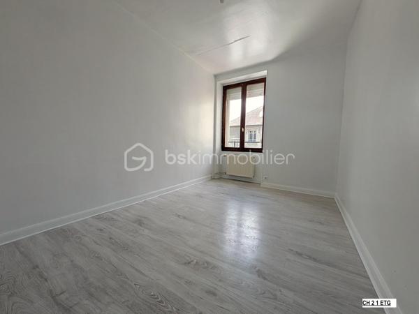Maison de ville pleine de charme d’environ 117 m², idéalement située en plein cœur de Dormans, proche à pied de la gare et avec un accès immédiat à l’autoroute A4. Vous rejoignez ainsi Reims en 30 mm, Château-Thierry en 15 mm et Paris en 45 mm.
Dès l’entrée, un sas vous accueille et mène vers un séjour agréable, parfait pour les moments de détente. Une salle à manger indépendante permet de recevoir en toute convivialité. La cuisine, accompagnée de sa dépendance, s’ouvre sur l’extérieur et donne accès à un terrain privatif à l’arrière, idéal pour profiter des beaux jours. Une cave complète ce niveau.
Au premier étage, un palier dessert deux belles chambres lumineuses ainsi qu’une salle de bain équipée d’une baignoire. Cet espace offre à chacun confort et intimité.
Le deuxième étage propose quant à lui un nouveau palier distribuant deux chambres de tailles différentes ainsi qu’une seconde salle de bain avec douche, offrant un véritable espace de vie pour toute la famille.
Des travaux de rafraîchissement ont récemment été réalisés, permettant de s’installer rapidement tout en laissant la possibilité de personnaliser certains espaces selon vos envies.
Située dans la vallée de la Marne, Dormans séduit par son environnement paisible, son célèbre mémorial des batailles de la Marne, ses balades au cœur du vignoble champenois et sa proximité avec les maisons de Champagne. La région est également appréciée pour sa gastronomie locale et ses spécialités champenoises qui font le charme du secteur.
Que ce soit pour une résidence principale, un premier achat ou un investissement, cette maison représente une belle opportunité à un prix attractif sur le secteur. Un bien avec du potentiel, idéalement placé et offrant de beaux volumes… une visite s’impose rapidement !