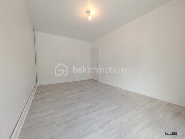 Maison de ville pleine de charme d’environ 117 m², idéalement située en plein cœur de Dormans, proche à pied de la gare et avec un accès immédiat à l’autoroute A4. Vous rejoignez ainsi Reims en 30 mm, Château-Thierry en 15 mm et Paris en 45 mm.
Dès l’entrée, un sas vous accueille et mène vers un séjour agréable, parfait pour les moments de détente. Une salle à manger indépendante permet de recevoir en toute convivialité. La cuisine, accompagnée de sa dépendance, s’ouvre sur l’extérieur et donne accès à un terrain privatif à l’arrière, idéal pour profiter des beaux jours. Une cave complète ce niveau.
Au premier étage, un palier dessert deux belles chambres lumineuses ainsi qu’une salle de bain équipée d’une baignoire. Cet espace offre à chacun confort et intimité.
Le deuxième étage propose quant à lui un nouveau palier distribuant deux chambres de tailles différentes ainsi qu’une seconde salle de bain avec douche, offrant un véritable espace de vie pour toute la famille.
Des travaux de rafraîchissement ont récemment été réalisés, permettant de s’installer rapidement tout en laissant la possibilité de personnaliser certains espaces selon vos envies.
Située dans la vallée de la Marne, Dormans séduit par son environnement paisible, son célèbre mémorial des batailles de la Marne, ses balades au cœur du vignoble champenois et sa proximité avec les maisons de Champagne. La région est également appréciée pour sa gastronomie locale et ses spécialités champenoises qui font le charme du secteur.
Que ce soit pour une résidence principale, un premier achat ou un investissement, cette maison représente une belle opportunité à un prix attractif sur le secteur. Un bien avec du potentiel, idéalement placé et offrant de beaux volumes… une visite s’impose rapidement !