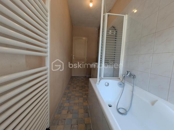 Maison de ville pleine de charme d’environ 117 m², idéalement située en plein cœur de Dormans, proche à pied de la gare et avec un accès immédiat à l’autoroute A4. Vous rejoignez ainsi Reims en 30 mm, Château-Thierry en 15 mm et Paris en 45 mm.
Dès l’entrée, un sas vous accueille et mène vers un séjour agréable, parfait pour les moments de détente. Une salle à manger indépendante permet de recevoir en toute convivialité. La cuisine, accompagnée de sa dépendance, s’ouvre sur l’extérieur et donne accès à un terrain privatif à l’arrière, idéal pour profiter des beaux jours. Une cave complète ce niveau.
Au premier étage, un palier dessert deux belles chambres lumineuses ainsi qu’une salle de bain équipée d’une baignoire. Cet espace offre à chacun confort et intimité.
Le deuxième étage propose quant à lui un nouveau palier distribuant deux chambres de tailles différentes ainsi qu’une seconde salle de bain avec douche, offrant un véritable espace de vie pour toute la famille.
Des travaux de rafraîchissement ont récemment été réalisés, permettant de s’installer rapidement tout en laissant la possibilité de personnaliser certains espaces selon vos envies.
Située dans la vallée de la Marne, Dormans séduit par son environnement paisible, son célèbre mémorial des batailles de la Marne, ses balades au cœur du vignoble champenois et sa proximité avec les maisons de Champagne. La région est également appréciée pour sa gastronomie locale et ses spécialités champenoises qui font le charme du secteur.
Que ce soit pour une résidence principale, un premier achat ou un investissement, cette maison représente une belle opportunité à un prix attractif sur le secteur. Un bien avec du potentiel, idéalement placé et offrant de beaux volumes… une visite s’impose rapidement !