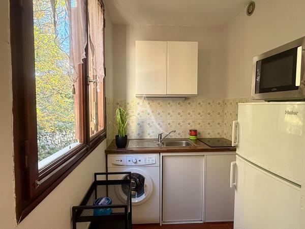APPARTEMENT MEUBLÉ GREOUX LES BAINS 26.80 M2 AVEC PARKING ET ASCENSEUR CALME PROCHE DES THERMES