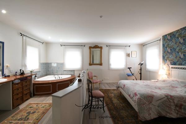 Maison familiale en pierres - 5 chambres - 900 m² de terrain clos de murs