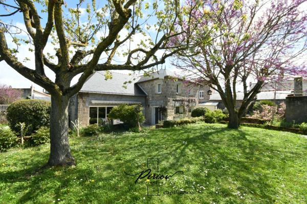 Maison familiale en pierres - 5 chambres - 900 m² de terrain clos de murs