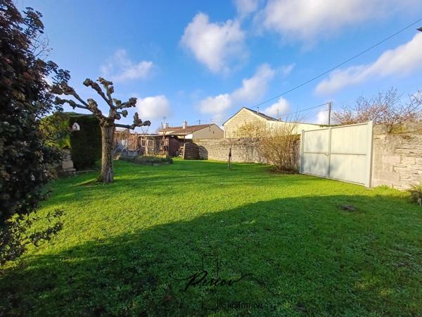 Maison familiale en pierres - 5 chambres - 900 m² de terrain clos de murs