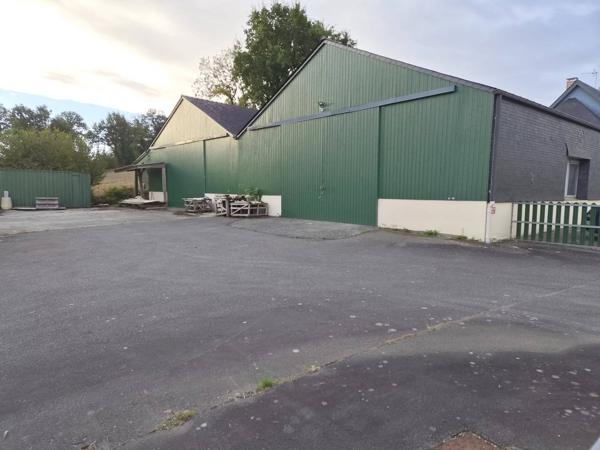 A 14 KM DE VITRE ATELIER DE 450 M2 SUR 2500 M2 DE TERRAIN DONT UNE PARTIE CONSTRUTIBLE EN HABITATION