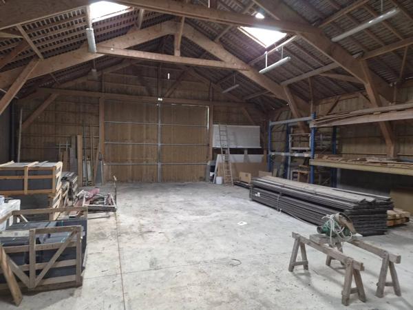 A 14 KM DE VITRE ATELIER DE 450 M2 SUR 2500 M2 DE TERRAIN DONT UNE PARTIE CONSTRUTIBLE EN HABITATION