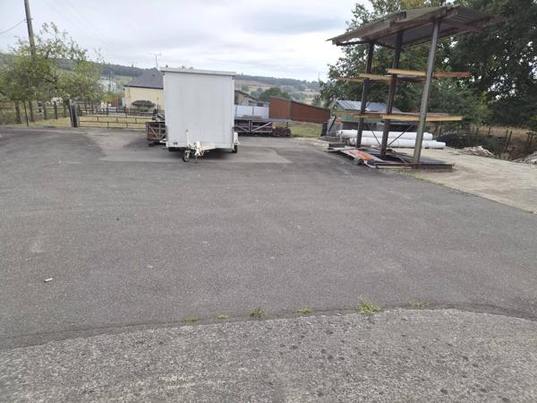 A 14 KM DE VITRE ATELIER DE 450 M2 SUR 2500 M2 DE TERRAIN DONT UNE PARTIE CONSTRUTIBLE EN HABITATION